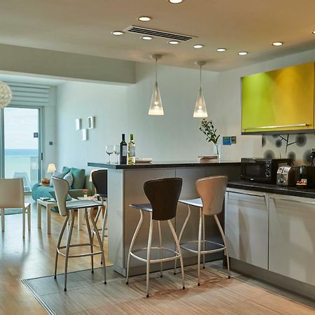 Finikoudes Luxury Apartments 라르나카 외부 사진