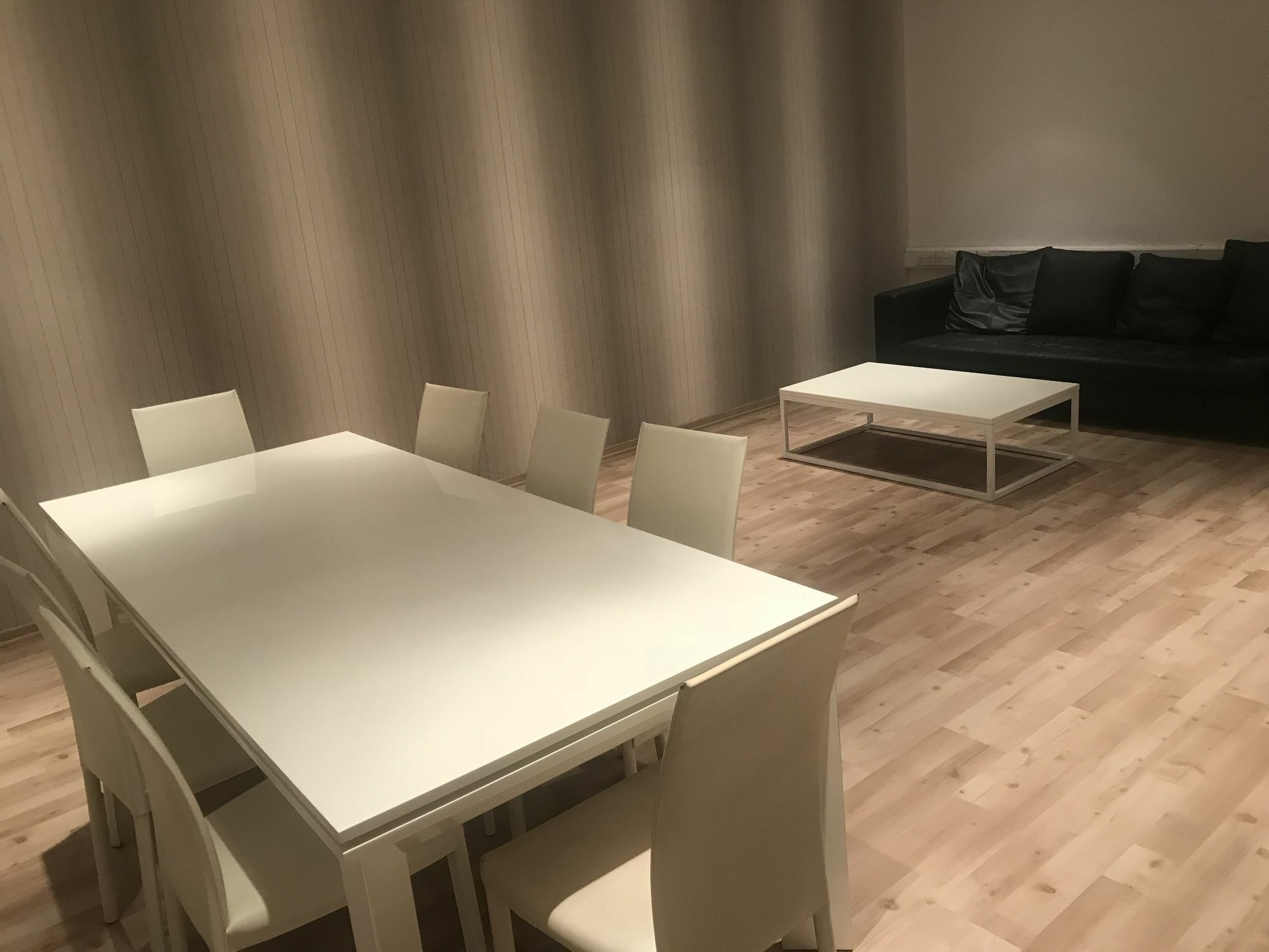 Finikoudes Luxury Apartments 라르나카 외부 사진