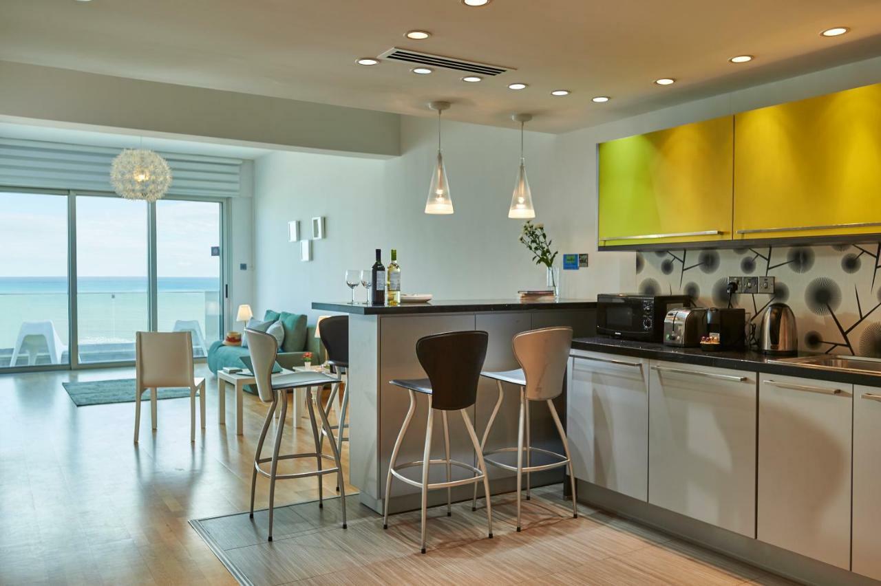 Finikoudes Luxury Apartments 라르나카 외부 사진