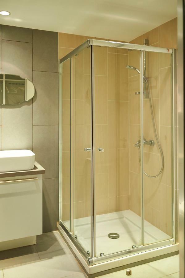 Finikoudes Luxury Apartments 라르나카 외부 사진