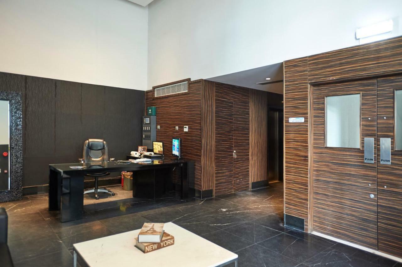 Finikoudes Luxury Apartments 라르나카 외부 사진